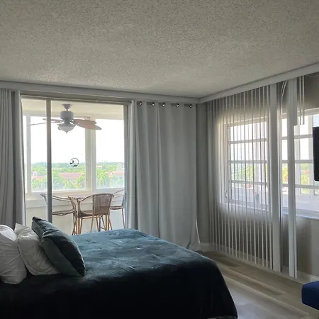 Oceanview On Sand Located In Ocean Manor Resort Fort Lauderdale Beach 2 Bed 2 Bath Spacious Corner Unit Partial Ocean View-3